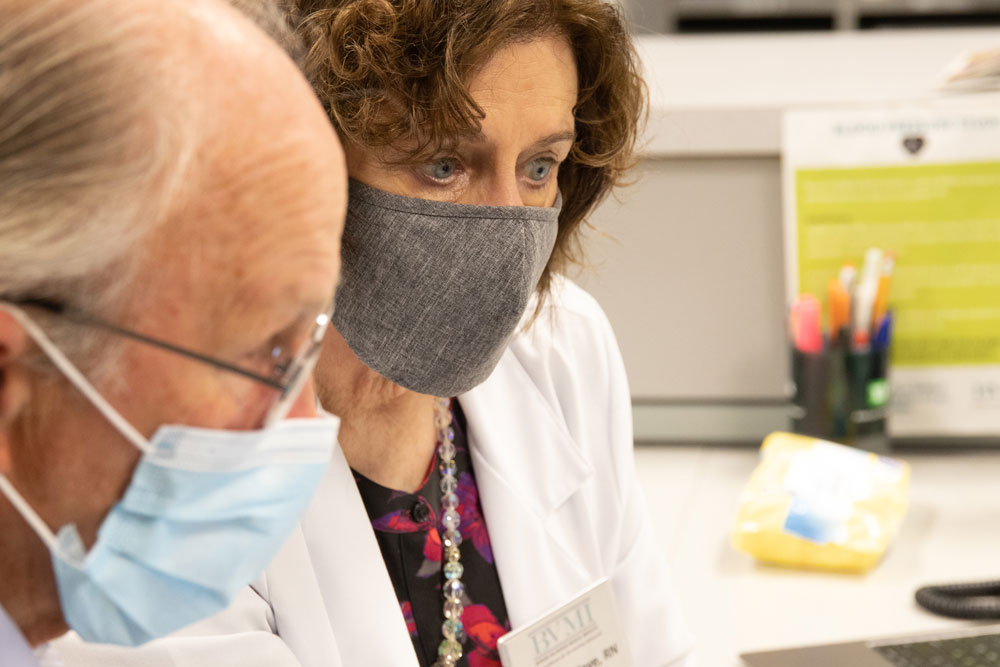 BVMI Nurse Manager Michelle meeting with a volunteer doctor at the nurses station.